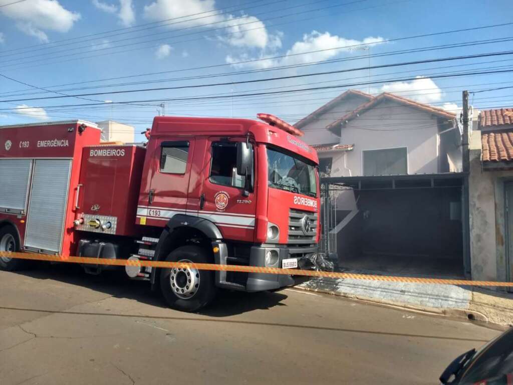 Bombeiros controlam incêndio em residência no centro de Pirassununga