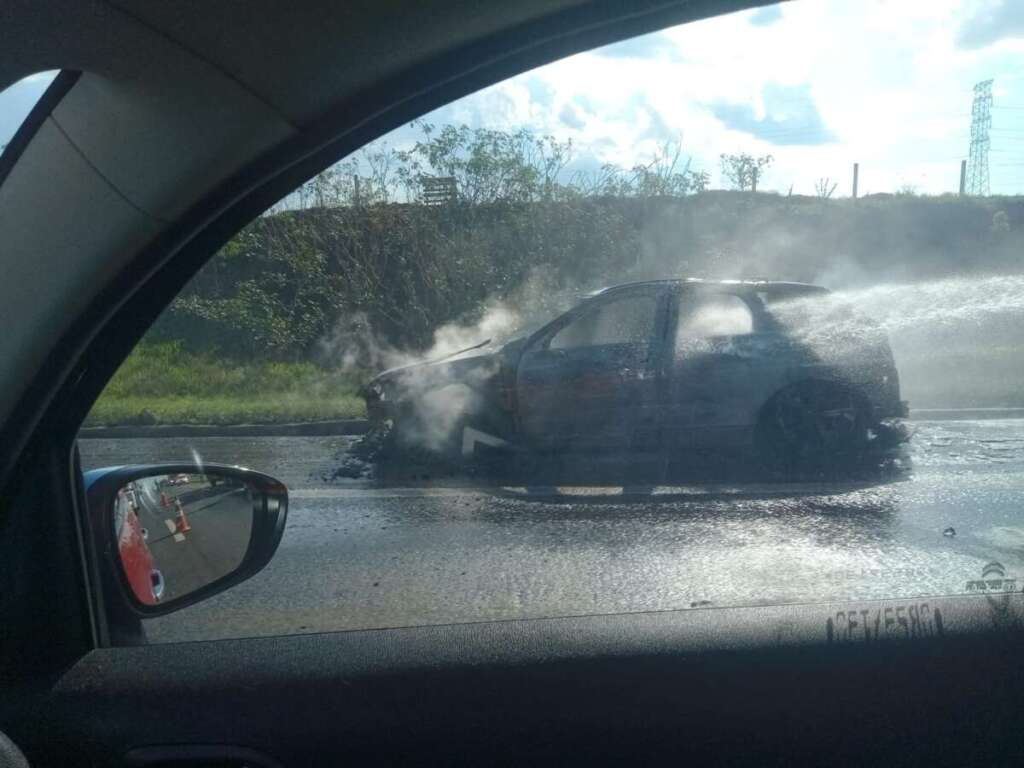 Carro é consumido pelo fogo na Rodovia Anhanguera em Porto Ferreira