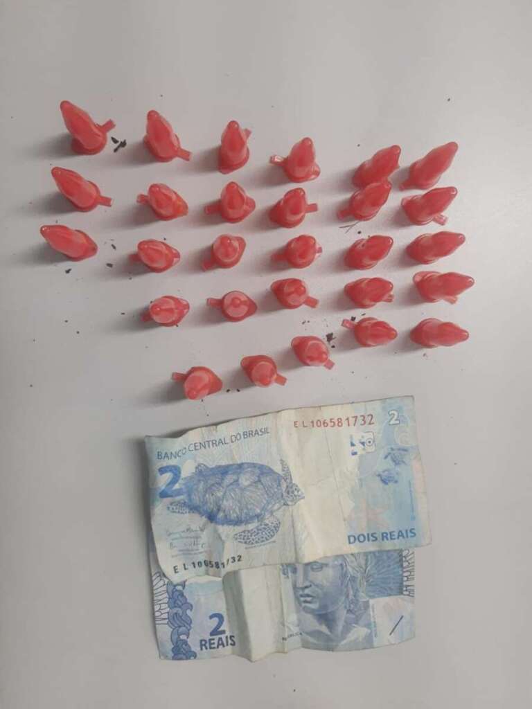 Adolescente preso com dinheiro e drogas em “biqueira” 2 DROGAS LEME 1