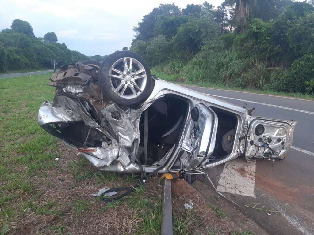 Colisão de carro com talude, seguido de capotagem deixa uma vitima fatal e outras generalizadas