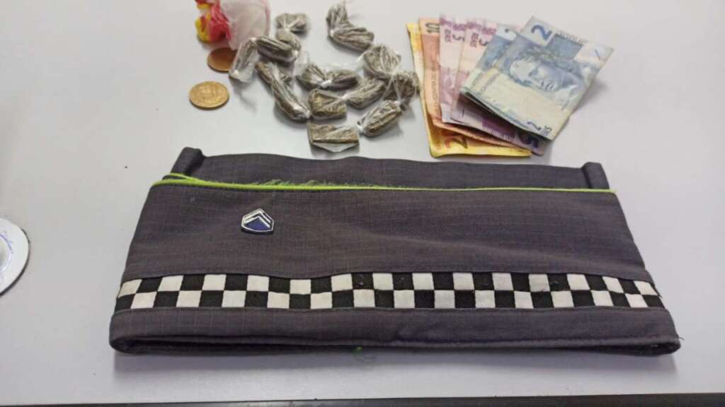 Dois são presos com drogas pela PM, mas liberados no plantão policial 2 araras 5