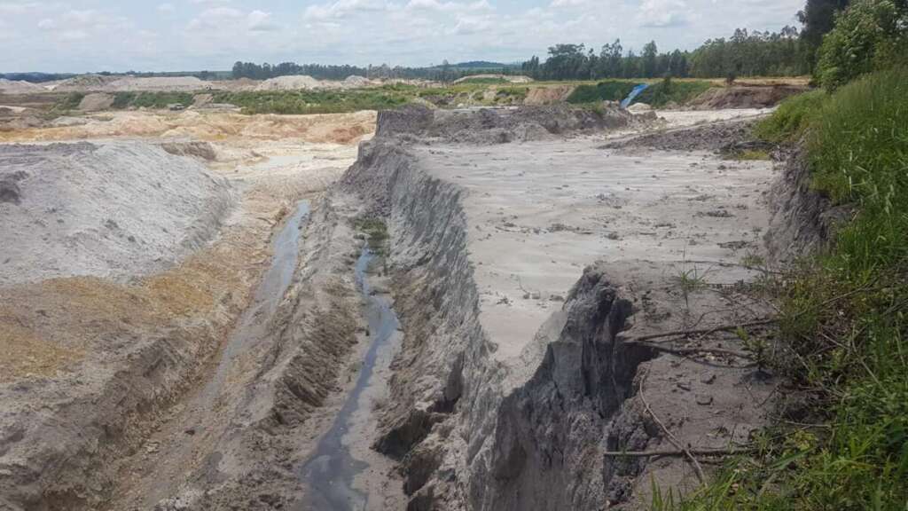 Polícia Militar Ambiental e agentes da CETESB apuram possível crime federal de “mineradora” 3 MINERADORA 3
