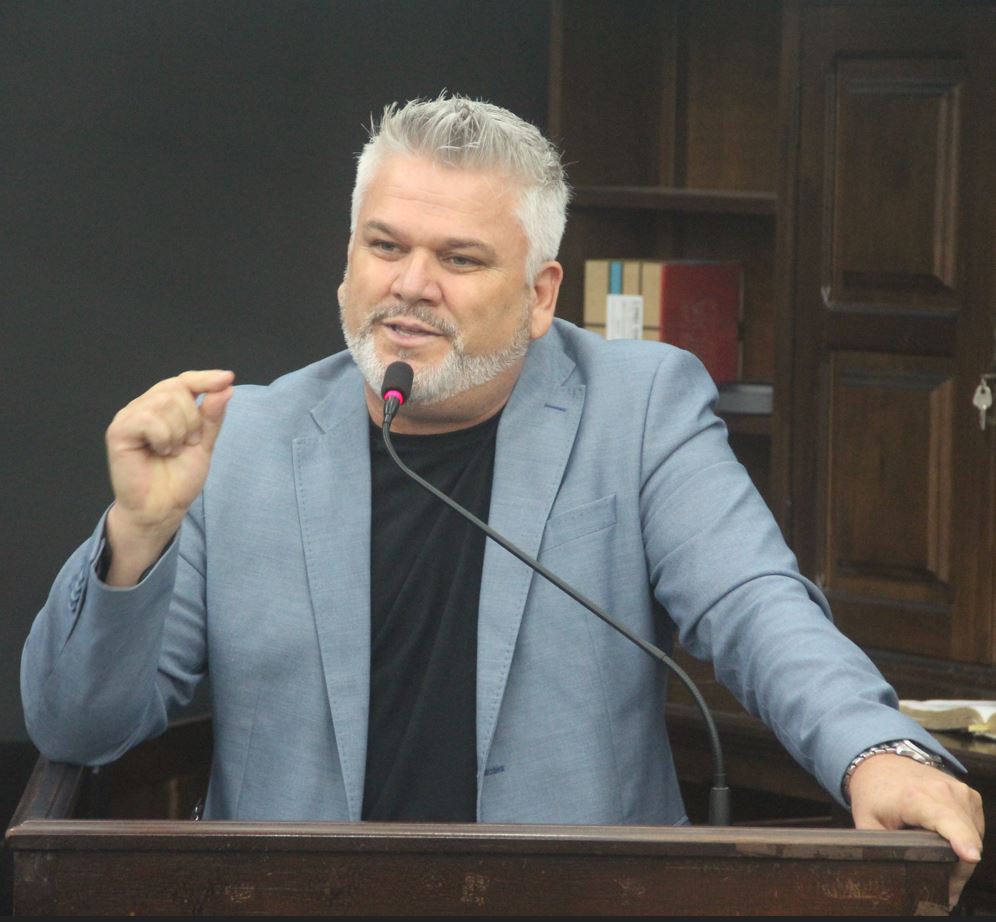 Vereadores de Descalvado deverão revogar “Lei” do aumento denunciado pelo radialista/jornalista Ademir Naressi 12 Pastor Adilson