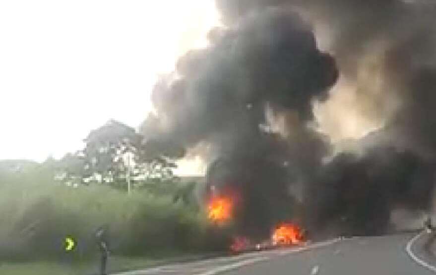 Caminhão tanque e ônibus pegam fogo na SP-342 após colisão