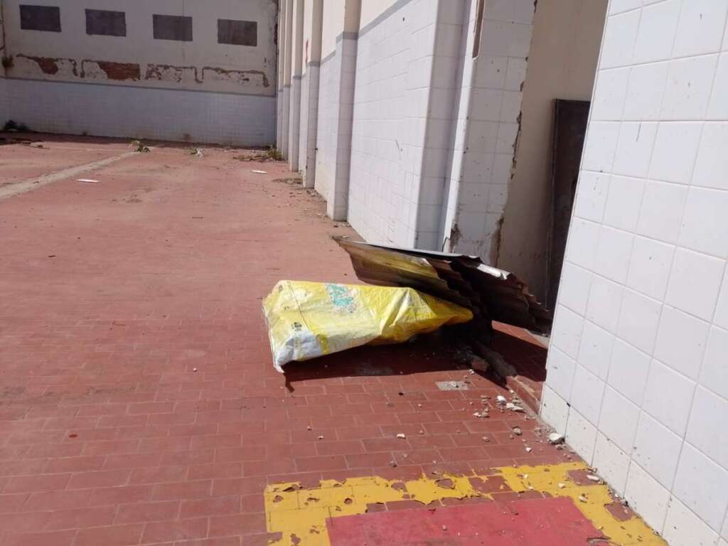 Sem segurança. Os furtos continuam em prédio de responsabilidade do município 3 EXPURGO 4