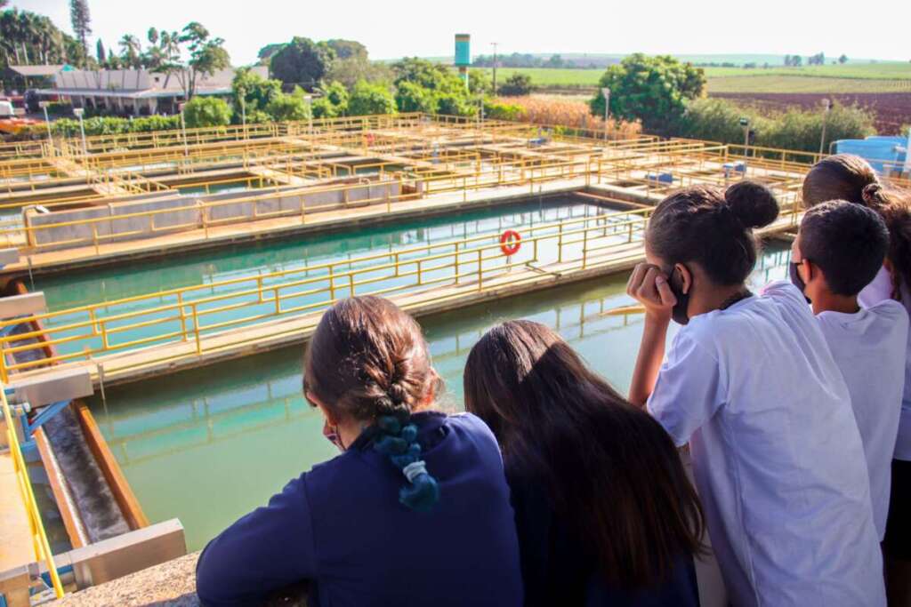 Estudantes realizam visita a Estacao de Tratamento de Agua do municipio 1