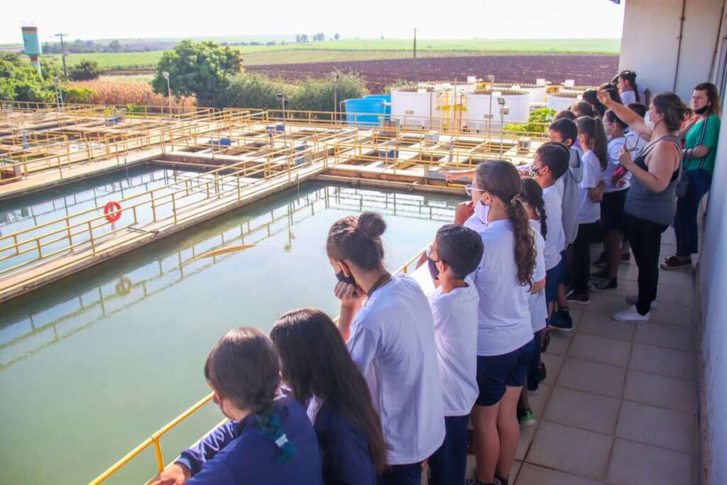 Estudantes realizam visita a Estacao de Tratamento de Agua do municipio 2