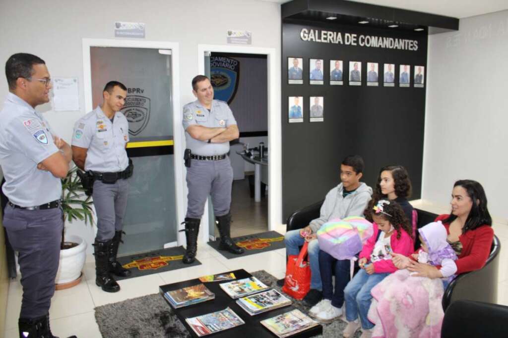 Criança salva. PMs Rodoviários recebem votos de congratulação do vereador Vitor Naressi 1 Crianca Salva 3 1
