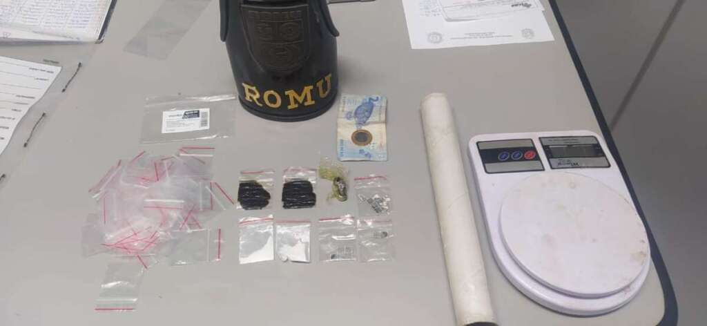 Pirassununga. Homens da ROMU prende jovem com LSD, Cocaína e Haxixe 2 ROMU DROGAS