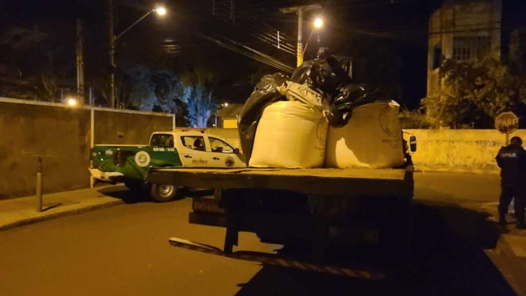 GPAR da GCM de Pirassununga prende três homens por furto de sacarias de Adubo 3 Adubo 2