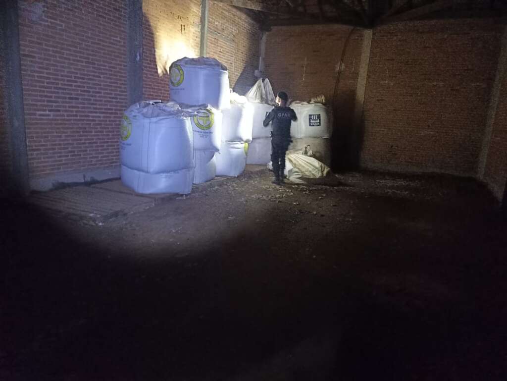 GPAR da GCM de Pirassununga prende três homens por furto de sacarias de Adubo 4 Adubo 3