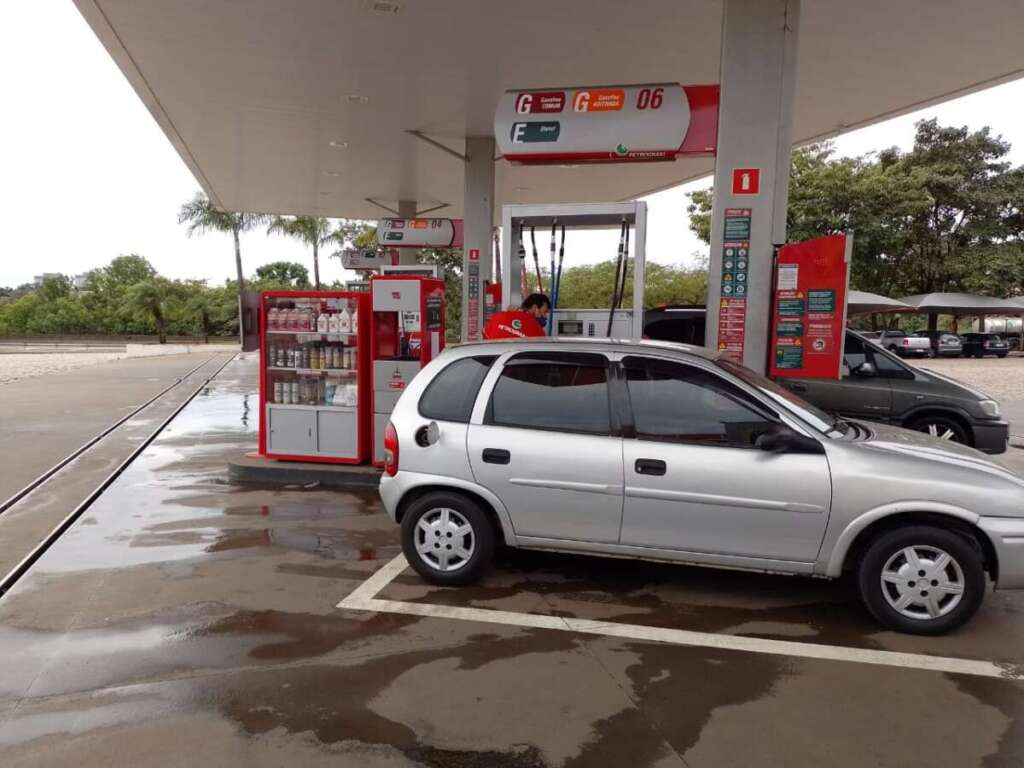 Posto Graal em Pirassununga. Gasolina à R$ 4,89, Etanol à R$ 3,60, Diesel S - 10 à R$ 6,85 e o comum R$ 6,79 4 Graal 2