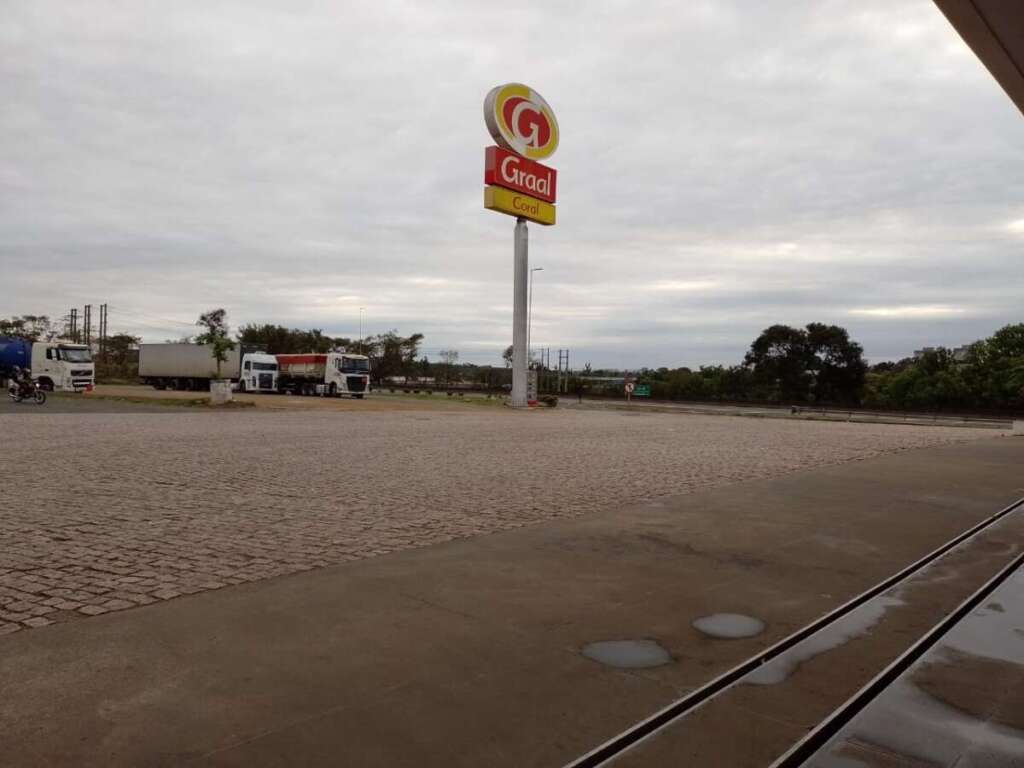 Posto Graal em Pirassununga. Gasolina à R$ 4,89, Etanol à R$ 3,60, Diesel S - 10 à R$ 6,85 e o comum R$ 6,79 3 Graal 3