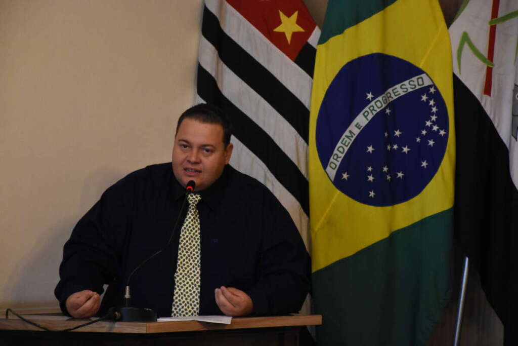 Caminhão de Lixo entre outros Pedidos de Informações feitos pelo vereador Vitor Naressi 1 Vitor 2