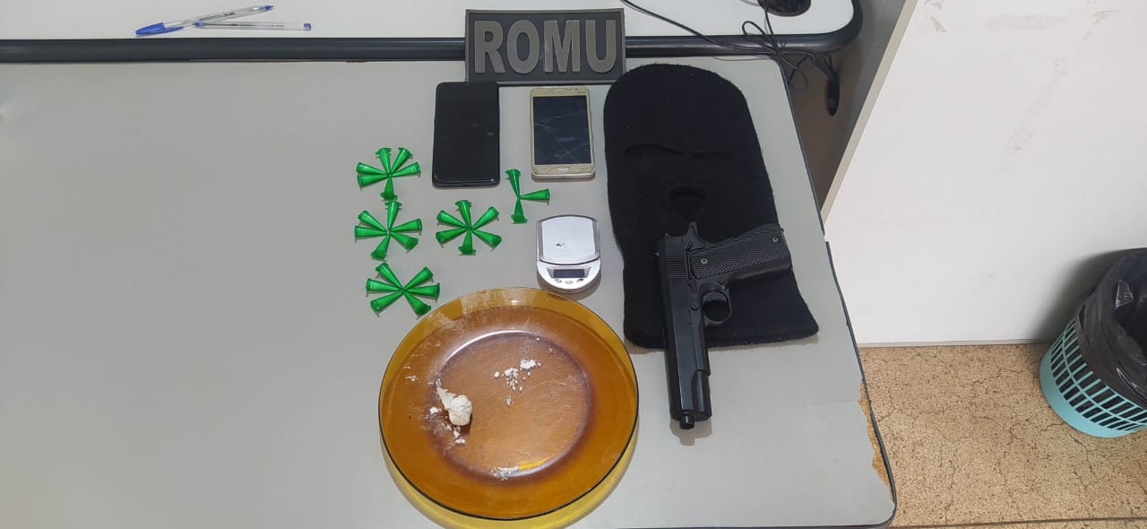 ROMU de Pirassununga detém adolescente com drogas, simulacro de arma de fogo e balança digital 1 ROMU Pira 2