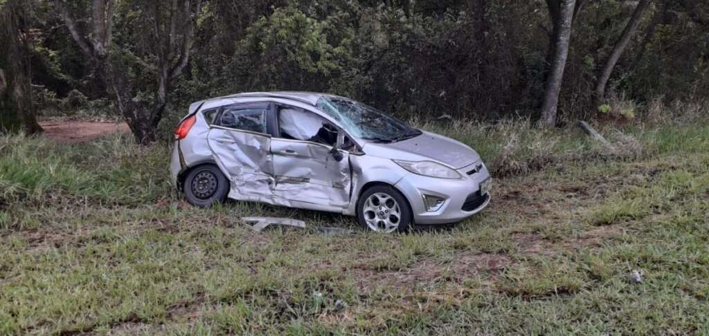 Condutora de veículo tem ferimentos ao cruzar rodovia e provocar acidente