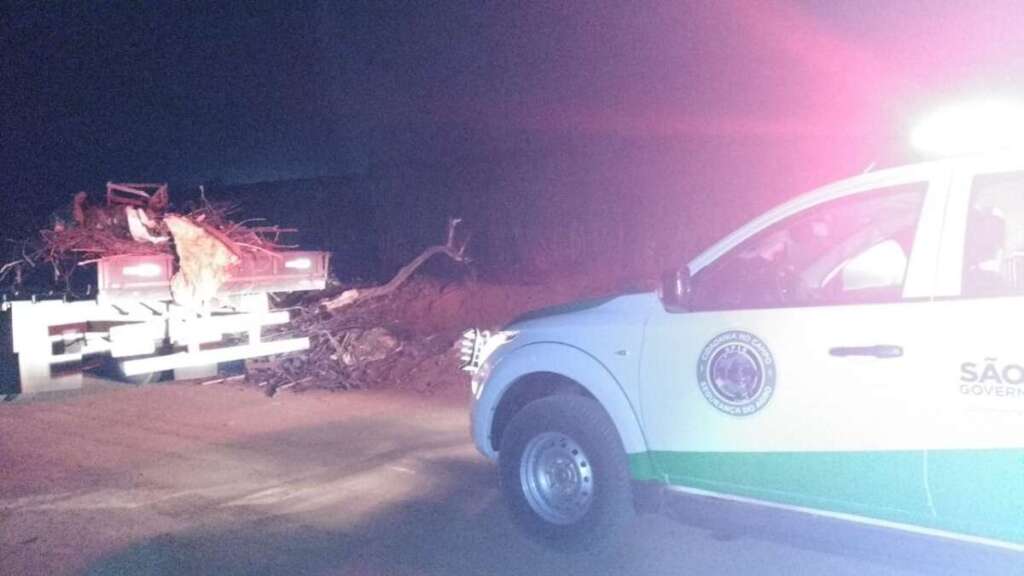 Equipe de GPAR da GCM flagra descarte irregular de lixo na “Estrada do Lixão” 1 GPAR LIXO 2