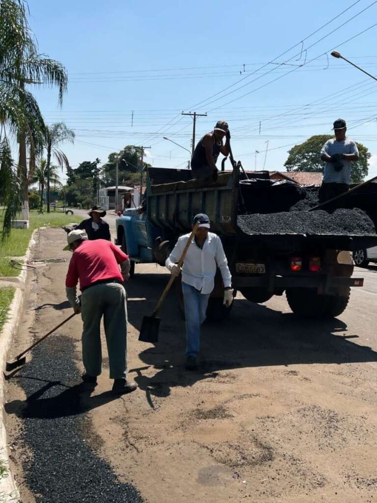 Após cobranças do Legislativo e de reportagem Obras está fazendo “Operação Tapa Buraco” 2 tapa buracos4