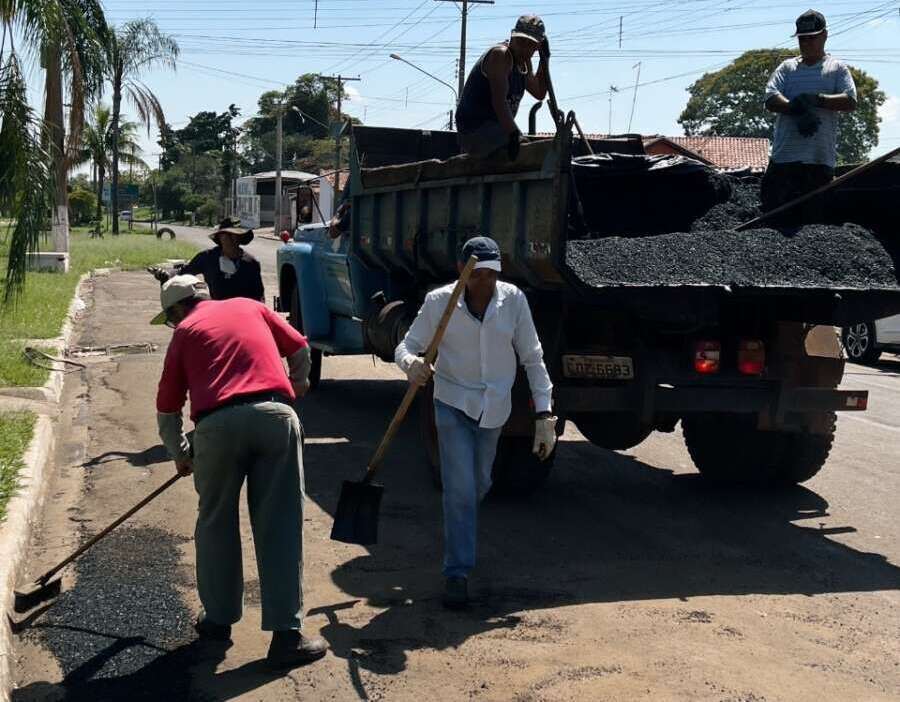 Após cobranças do Legislativo e de reportagem Obras está fazendo “Operação Tapa Buraco” 1 tapa buracos4 e1666791785381