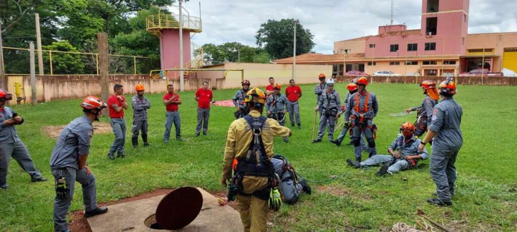 <strong>Bombeiros da região realizaram treinamento em Pirassununga</strong> 1 BOMBEIROS PIRA 3