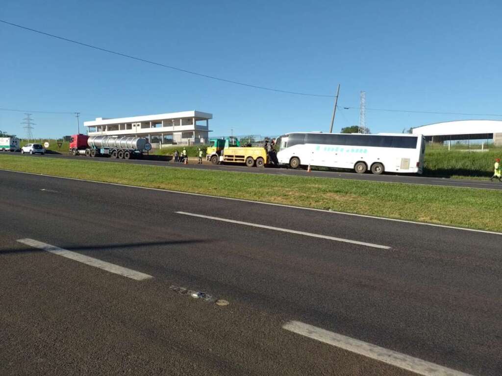 Colisão traseira deixa motorista de Ônibus preso nas ferragens em Pirassununga 2 Colisao Tra 1