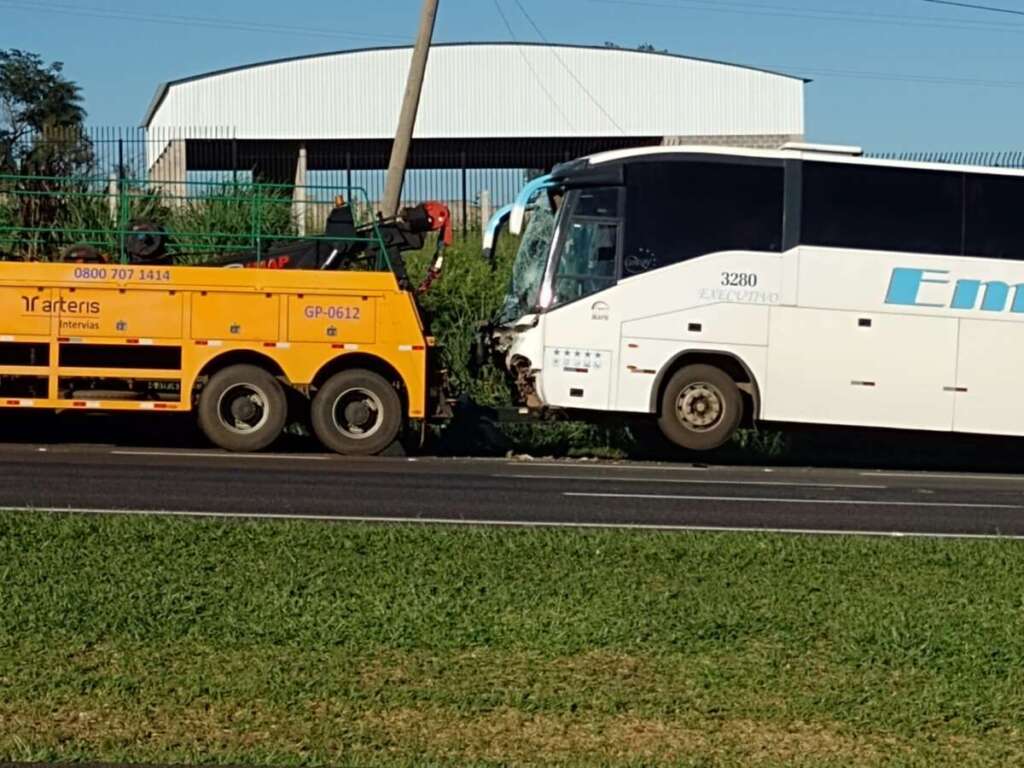 Colisão traseira deixa motorista de Ônibus preso nas ferragens em Pirassununga 4 Colisao Tra 3
