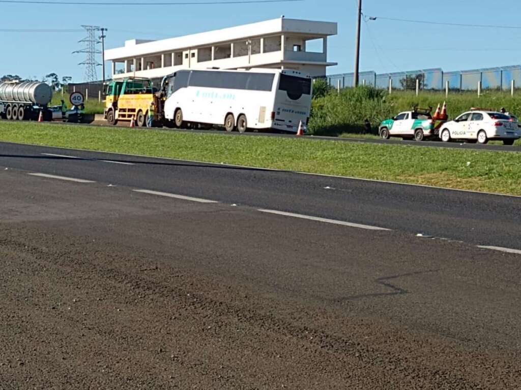 Colisão traseira deixa motorista de Ônibus preso nas ferragens em Pirassununga 1 Colisao Tra 4