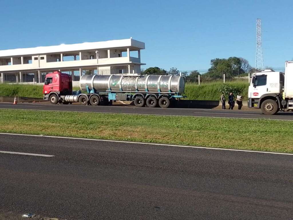 Colisão traseira deixa motorista de Ônibus preso nas ferragens em Pirassununga 3 Colsiao Tra 2