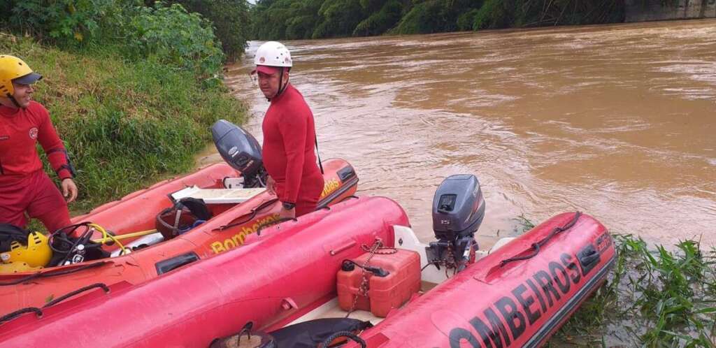 Bombeiros buscam carro e motorista que caíram de ponte no Rio Mogi Guaçu