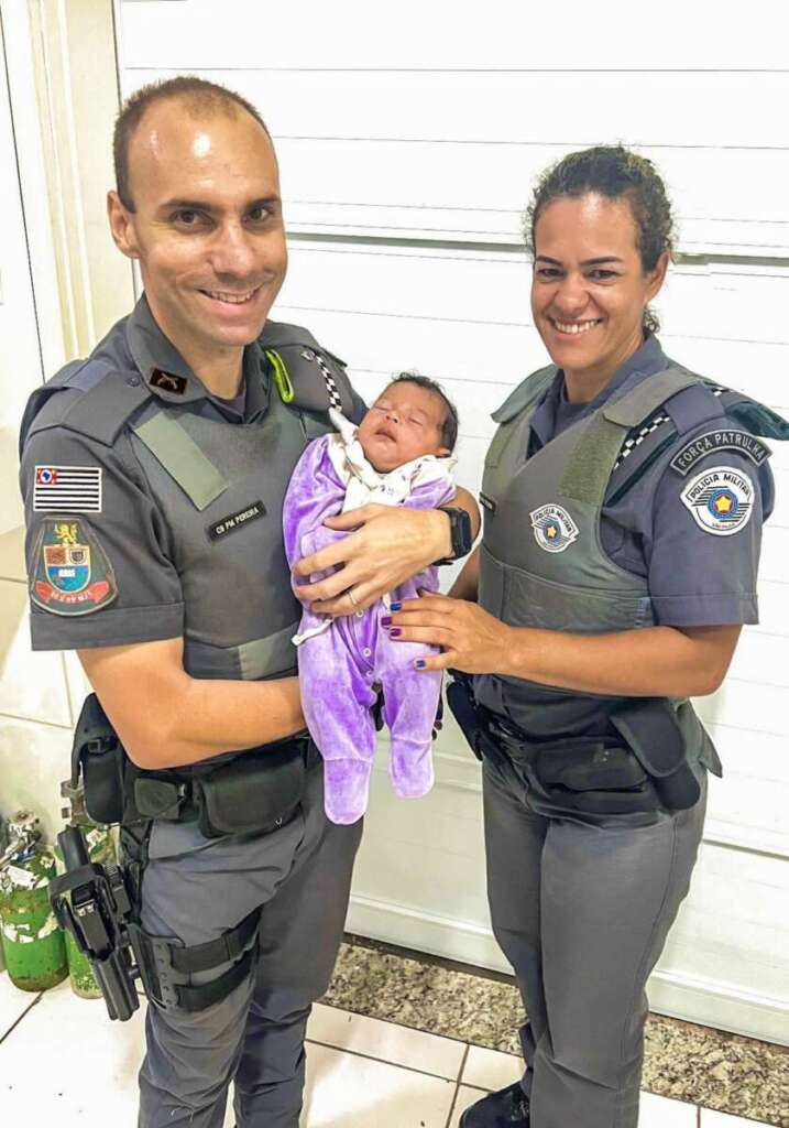 Policiais Militares salvam bebê de 2 meses que se encontrava desfalecida 2 PMs Leme