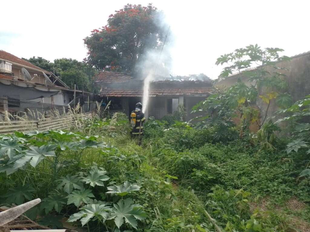 Filho é suspeito de ter colocado fogo na casa de pai no centro de Pirassununga