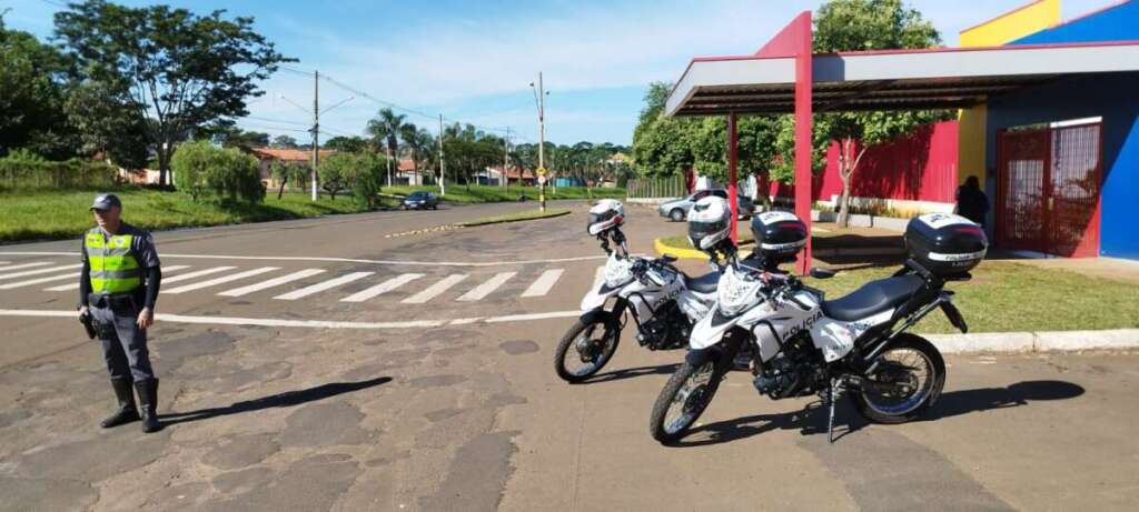 Escolas do município de Pirassununga tiveram policiamento ostensivo nesta quinta-feira 15 pm escola pirassununga 20 abril 13
