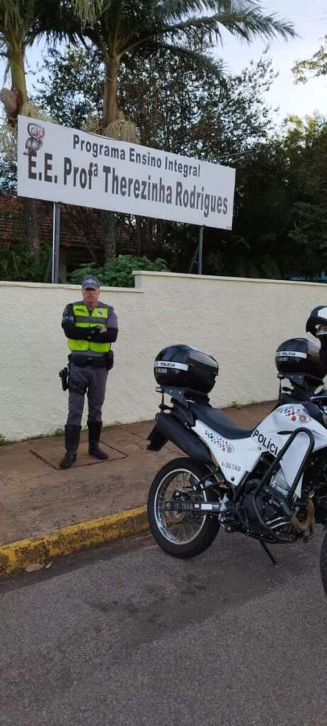 Escolas do município de Pirassununga tiveram policiamento ostensivo nesta quinta-feira 18 pm escola pirassununga 20 abril 16