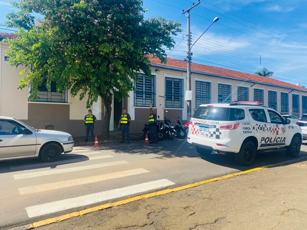 Escolas do município de Pirassununga tiveram policiamento ostensivo nesta quinta-feira 24 pm escola pirassununga 20 abril 22