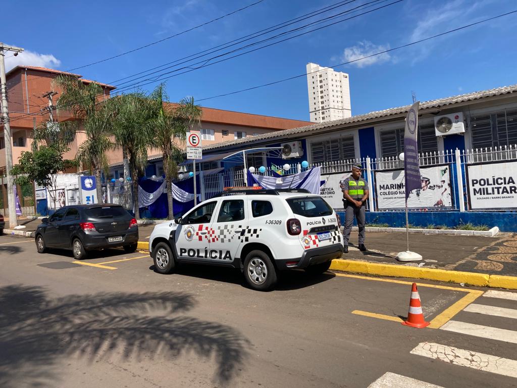 Escolas do município de Pirassununga tiveram policiamento ostensivo nesta quinta-feira 26 pm escola pirassununga 20 abril 24