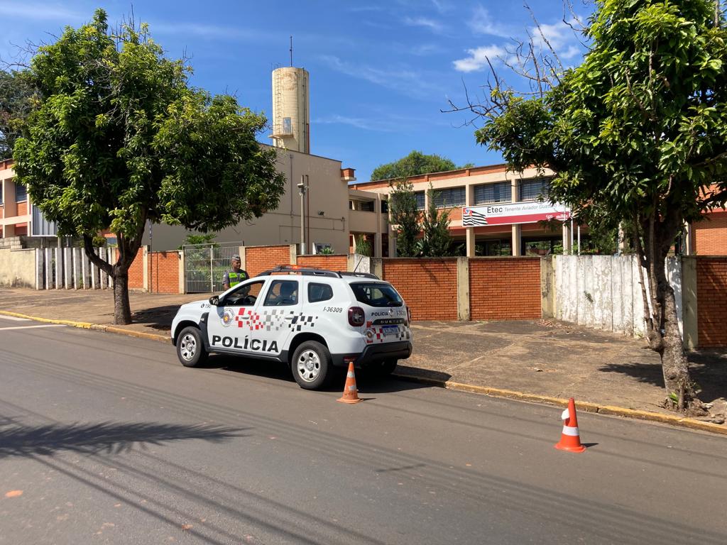 Escolas do município de Pirassununga tiveram policiamento ostensivo nesta quinta-feira 29 pm escola pirassununga 20 abril 27