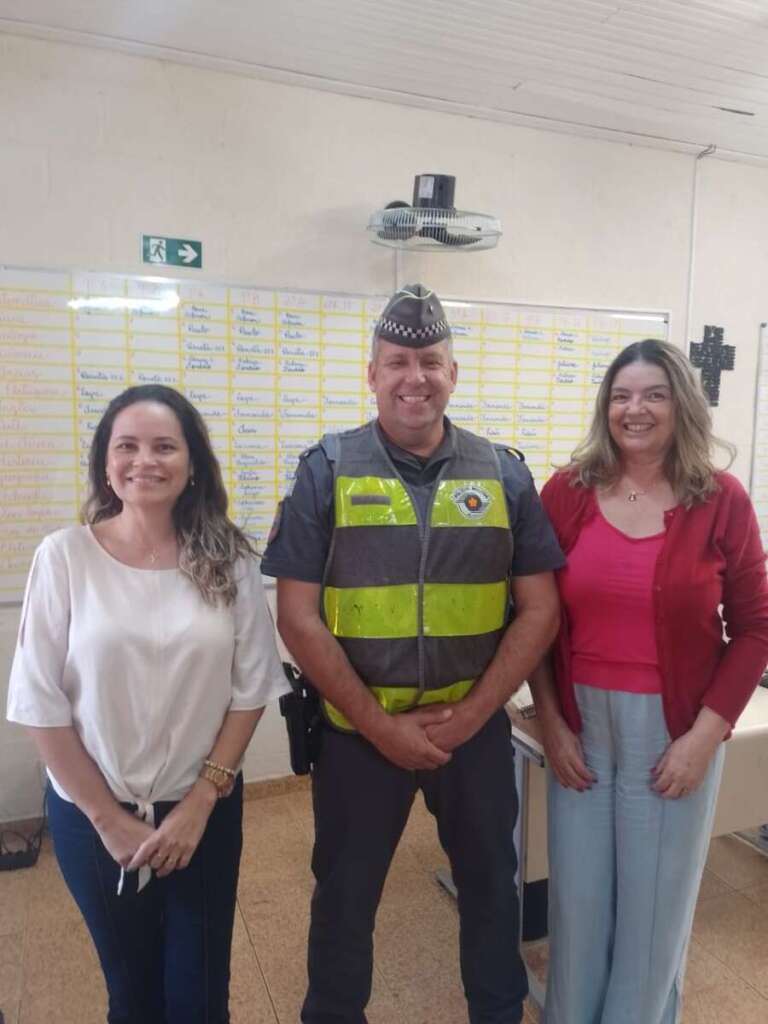 Escolas do município de Pirassununga tiveram policiamento ostensivo nesta quinta-feira 33 pm escola pirassununga 20 abril 30