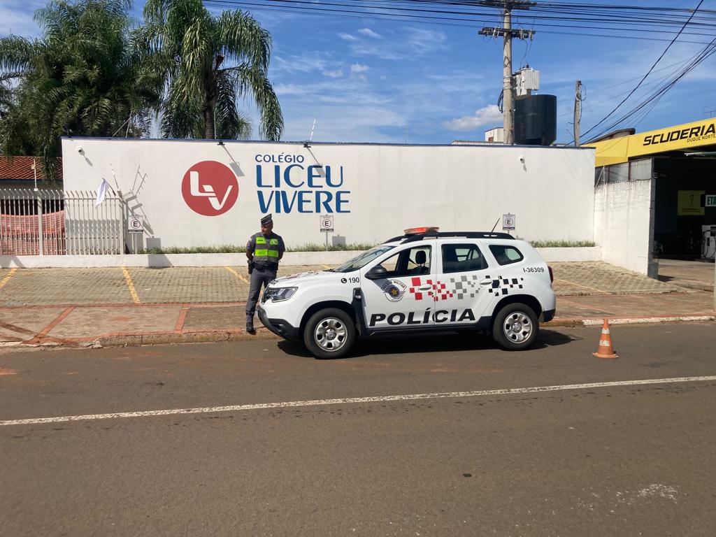 Escolas do município de Pirassununga tiveram policiamento ostensivo nesta quinta-feira 37 pm escola pirassununga 20 abril 35