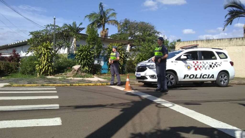 Escolas do município de Pirassununga tiveram policiamento ostensivo nesta quinta-feira 39 pm escola pirassununga 20 abril 37