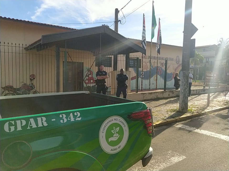 Escolas do município de Pirassununga tiveram policiamento ostensivo nesta quinta-feira 41 pm escola pirassununga 20 abril 39
