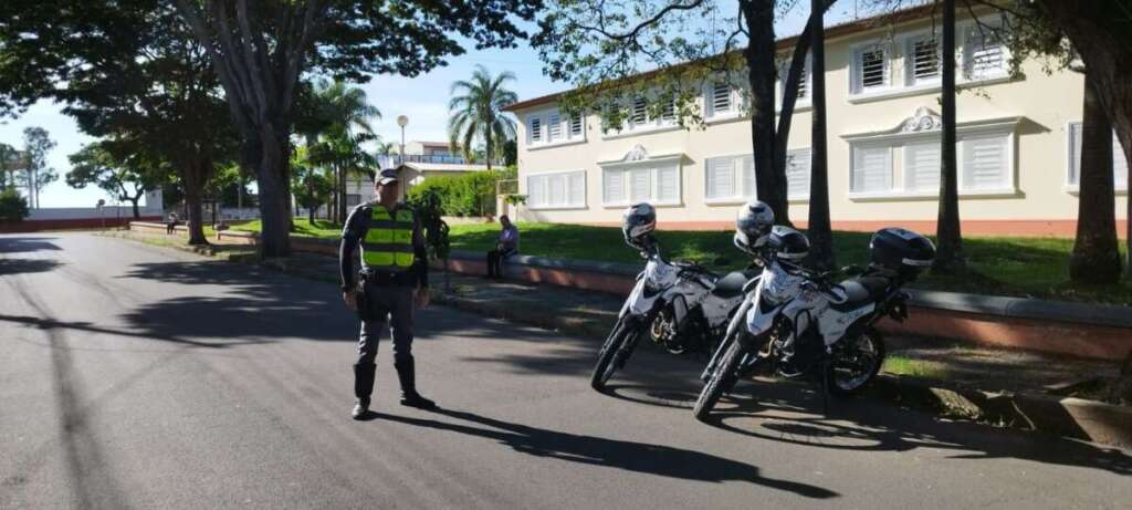 Escolas do município de Pirassununga tiveram policiamento ostensivo nesta quinta-feira 6 pm escola pirassununga 20 abril 4