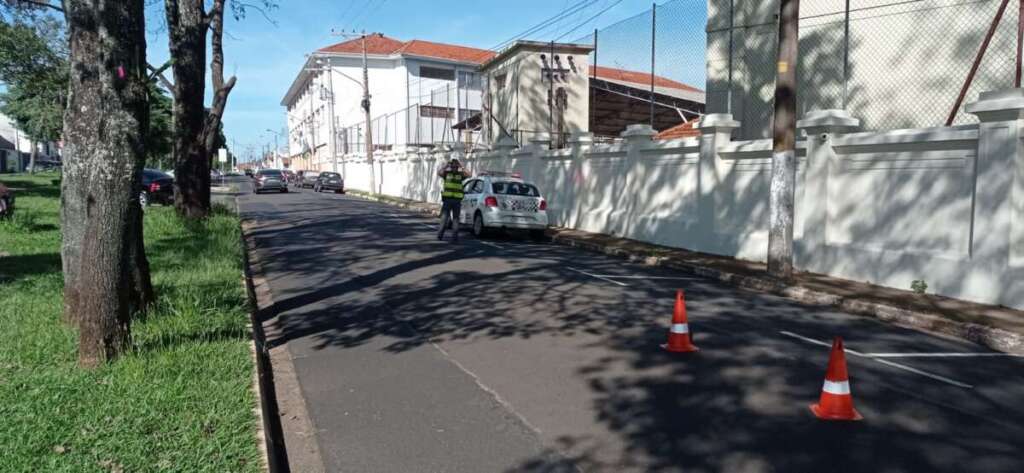 Escolas do município de Pirassununga tiveram policiamento ostensivo nesta quinta-feira 9 pm escola pirassununga 20 abril 7