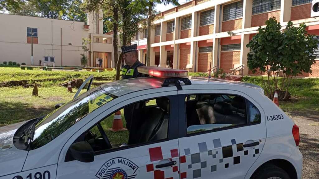Escolas do município de Pirassununga tiveram policiamento ostensivo nesta quinta-feira 10 pm escola pirassununga 20 abril 8
