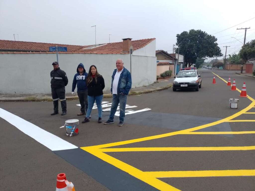 A pedido do prefeito Mantovani, DEMUTRAN e Obras e Serviços fizeram rotatória na zona sul 1 WhatsApp Image 2023 05 20 at 09.26.32