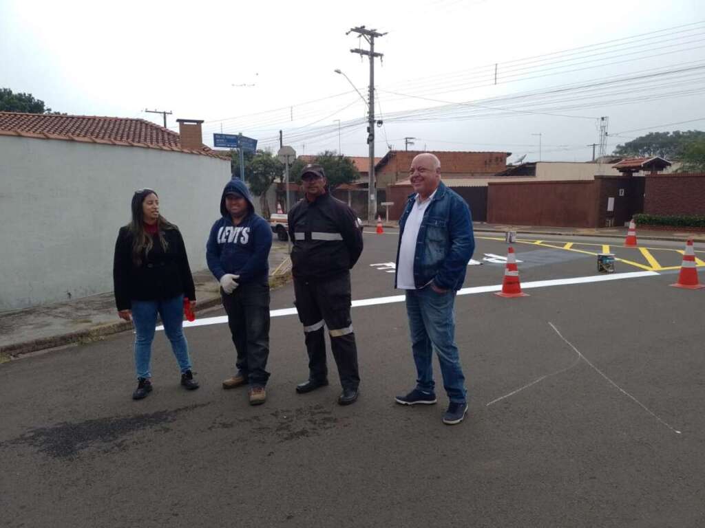 A pedido do prefeito Mantovani, DEMUTRAN e Obras e Serviços fizeram rotatória na zona sul 2 WhatsApp Image 2023 05 20 at 09.26.33