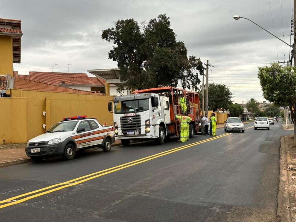 Prefeito Mantovani atende antiga reinvindicação e determina sinalização de solo em rua caótica 1 WhatsApp Image 2023 05 30 at 15.29.24