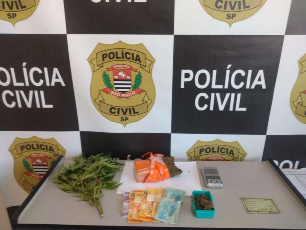 Barbeiro é preso no Santa Clara com drogas, pé de maconha, balança de precisão e dinheiro 1 WhatsApp Image 2023 06 22 at 11.52.09