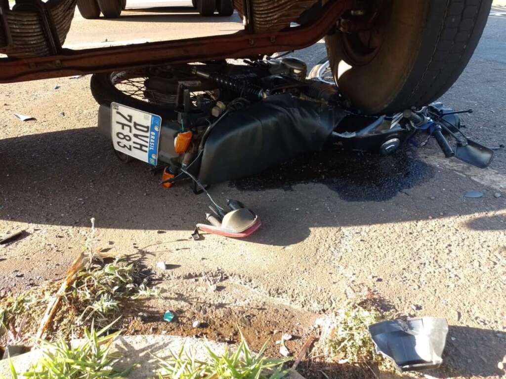 Colisão de motocicleta contra caminhão deixa fratura grave em perna de motoqueiro 1 WhatsApp Image 2023 07 13 at 09.54.40