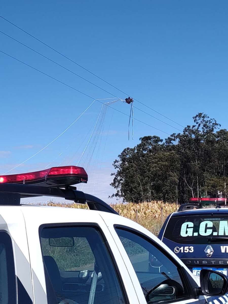 Balão cai em plantação de milho e sobre rede elétrica, fogo foi apagado com apoio do caminhão pipa da Baldin Bioenergia 1 WhatsApp Image 2023 07 23 at 15.52.59