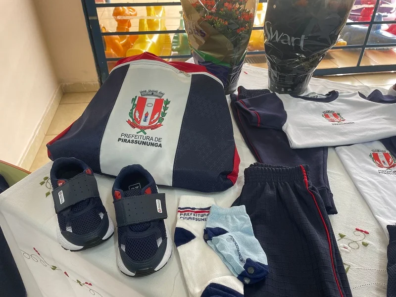 Volta às aulas. Governo Mantovani entrega uniformes escolares na Rede Municipal depois de 10 anos 4 educacao uniformes 08
